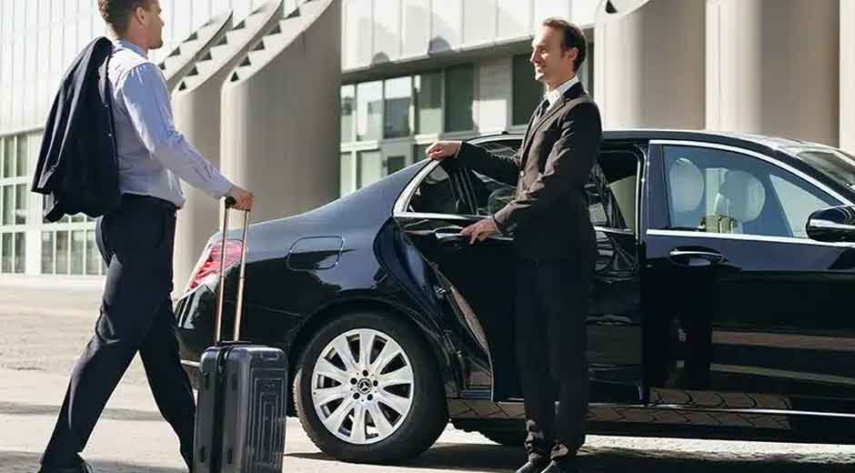 Why Travelers Prefer Luxury Cars for Stress-Free Airport Transfers